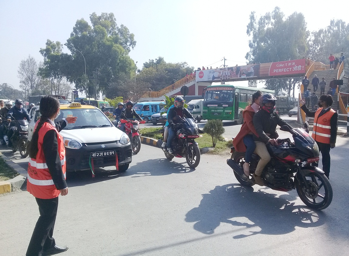 कपाल हल्लाउँदै, मोबाइल चलाउँदै, बाटो काट्दै