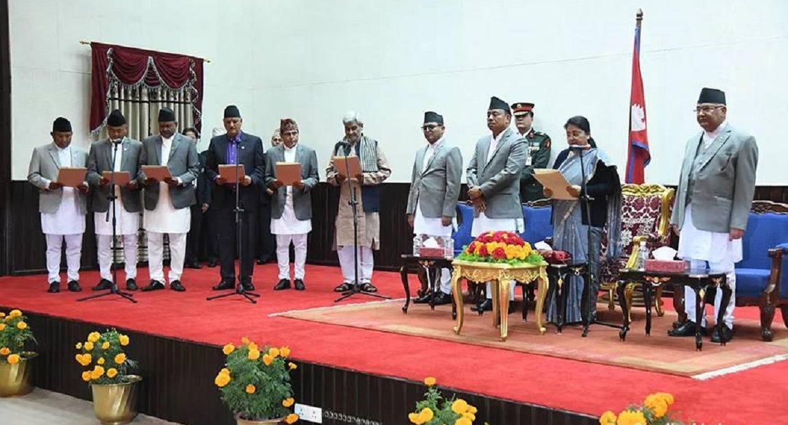 नवनियुक्त मन्त्रीहरूले शपथ लिए , काम गर्न बाटो खुल्यो