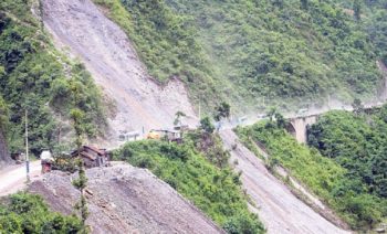 नारायणगढ–मुग्लिन सडकखण्डमा पहिरो खस्याे, सडक अवरुद्ध, पहिराे पन्छाउने काम जारी