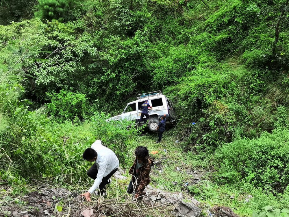 ओखलढुंगामा सुमो दुर्घटना, चालक सहित सातजना घाईते