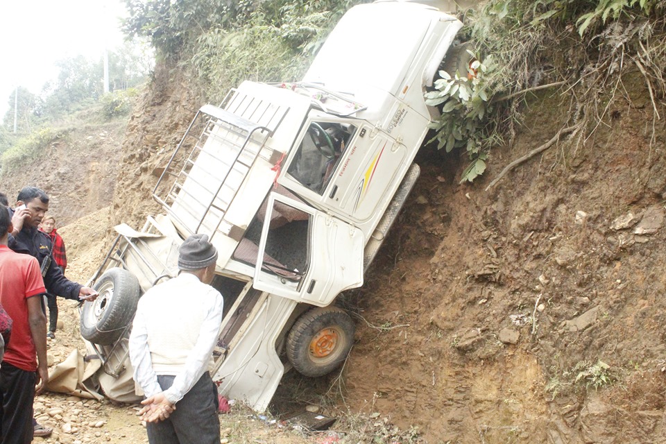 भोजपुरमा जीप दुर्घटना हुदाँ चालकको मृत्यु, सहचालक घाईते