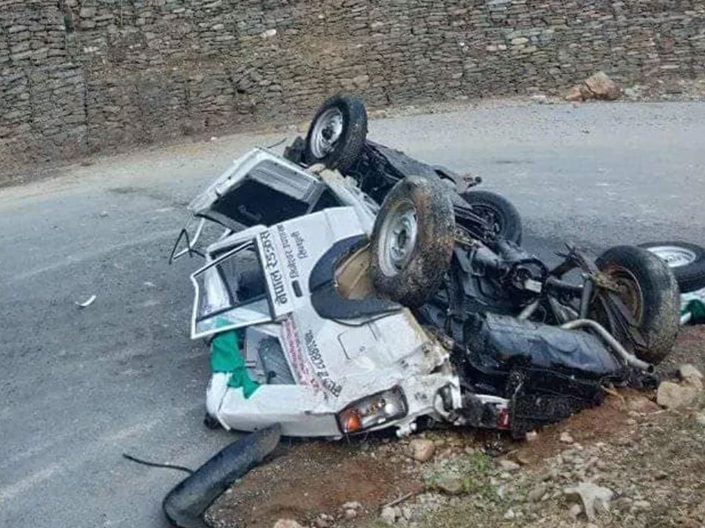एम्बुलेन्स दुर्घटनामा चालक सहित एकै परिवारका ६ जनाको मृत्यु
