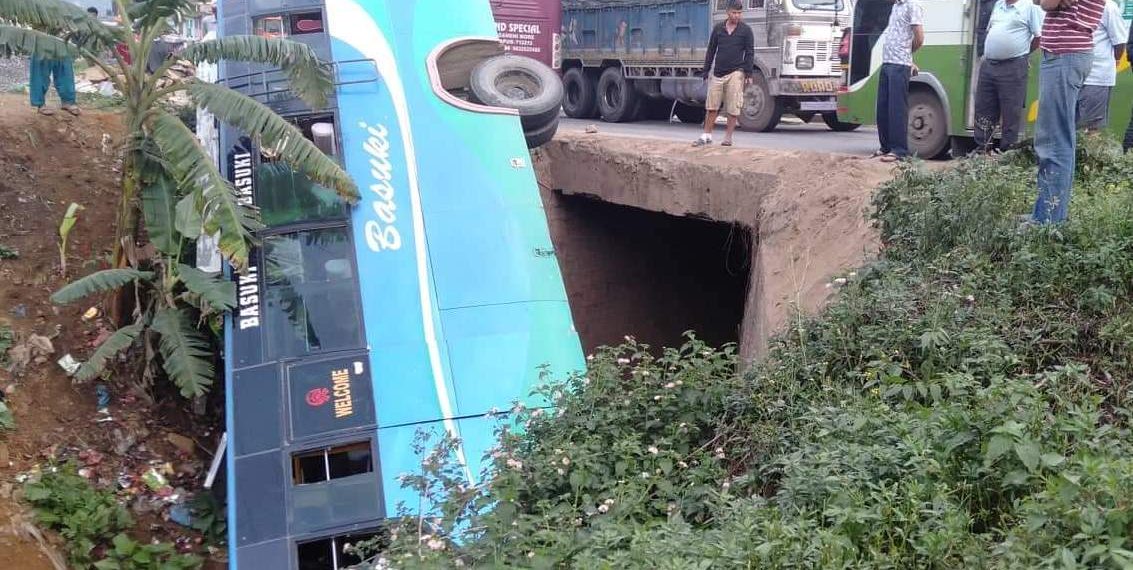 चितवनमा बस पल्टिँदा १३ जना घाइते