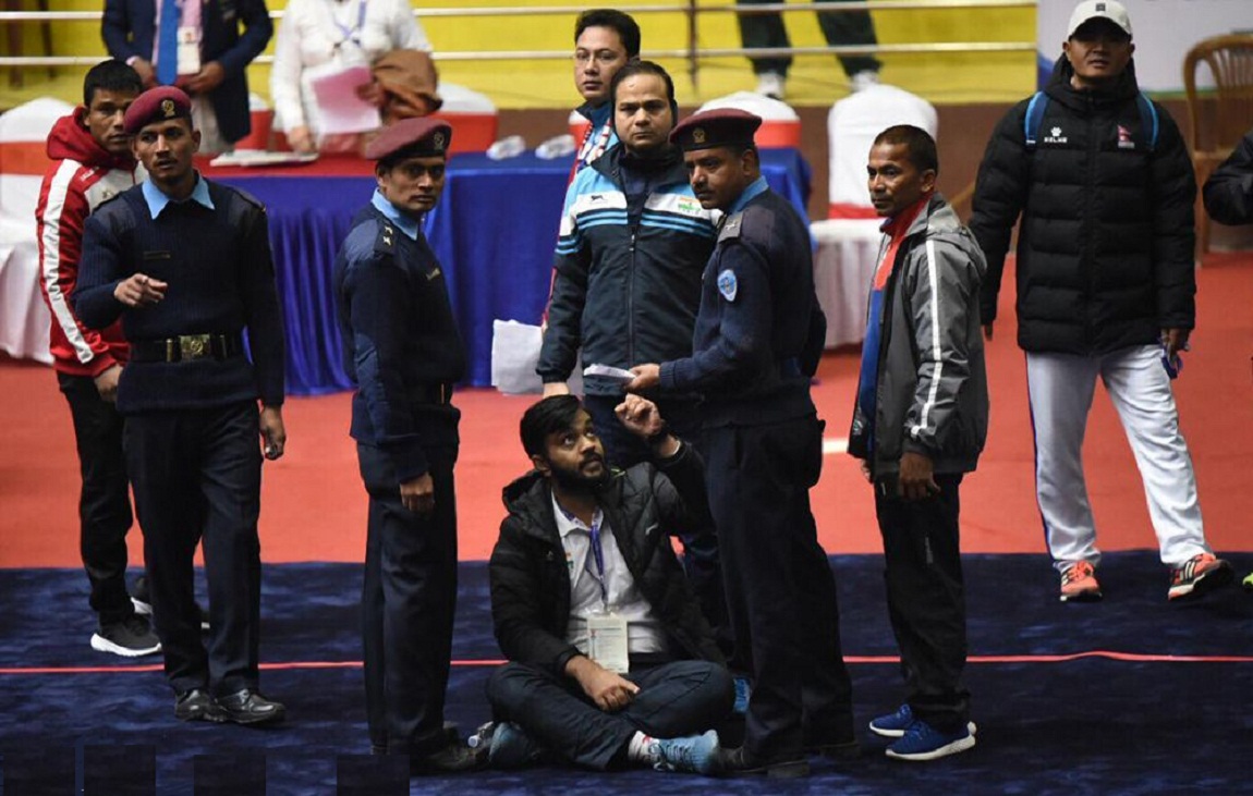 साग :  निर्णायकहरुले विभेद गरेको भन्दै  मञ्चमै खेलाडी र अफिसियलको धर्ना