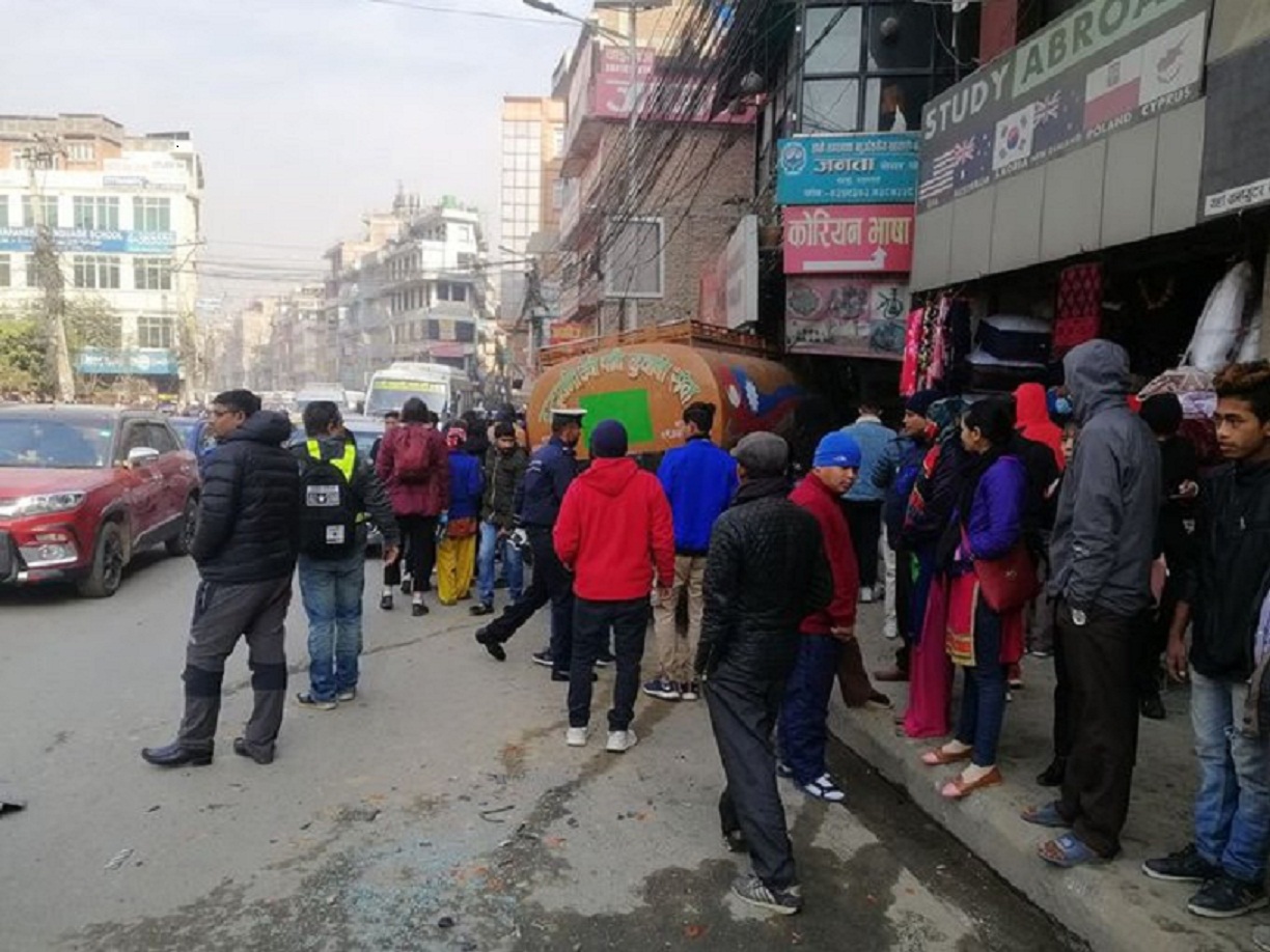 सोह्रखुट्टेमा पानी ट्यांकरले दियो ६ गाडीलाई ठक्कर
