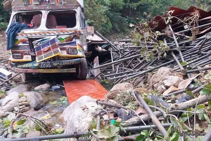 सल्यानमा ट्रक दुर्घटना हुदा चालकको मृत्यु