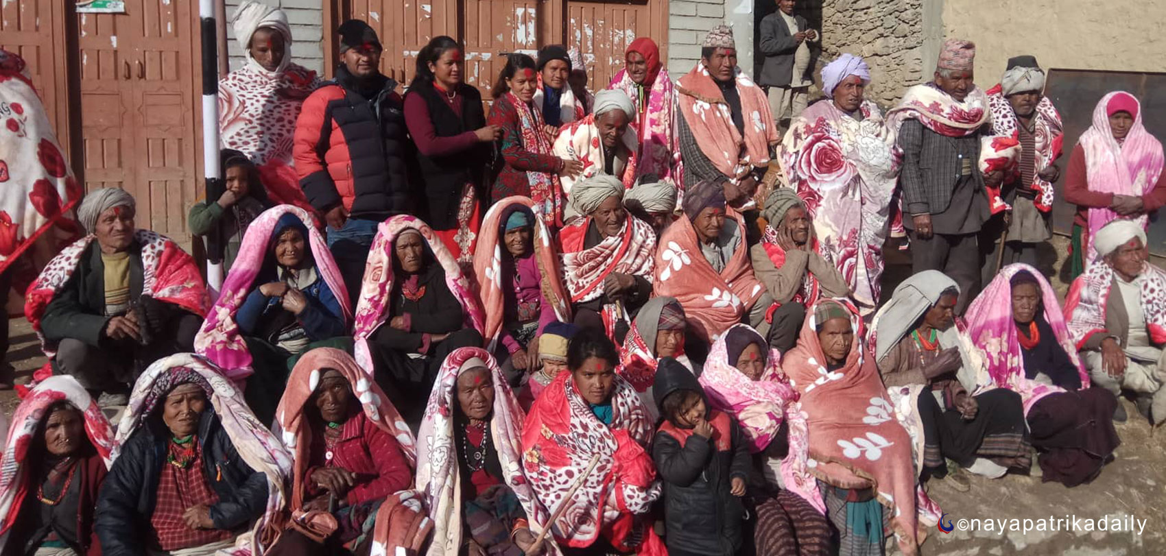 ज्येष्ठ नागरिकलाई कम्बल वितरण