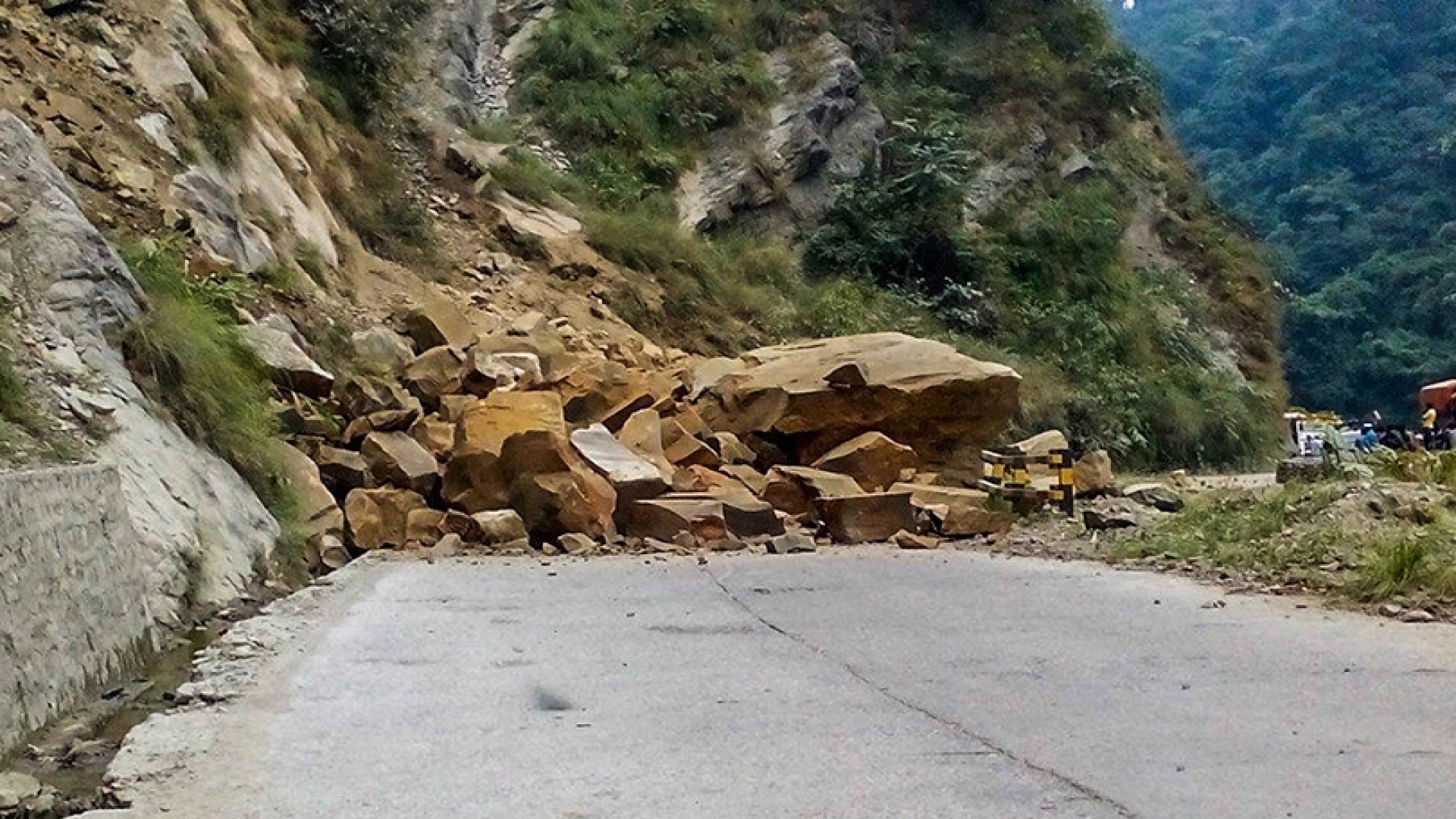 पहिरोका कारण रायणगढ मुग्लिन सडक  एकतर्फी सञ्चालन