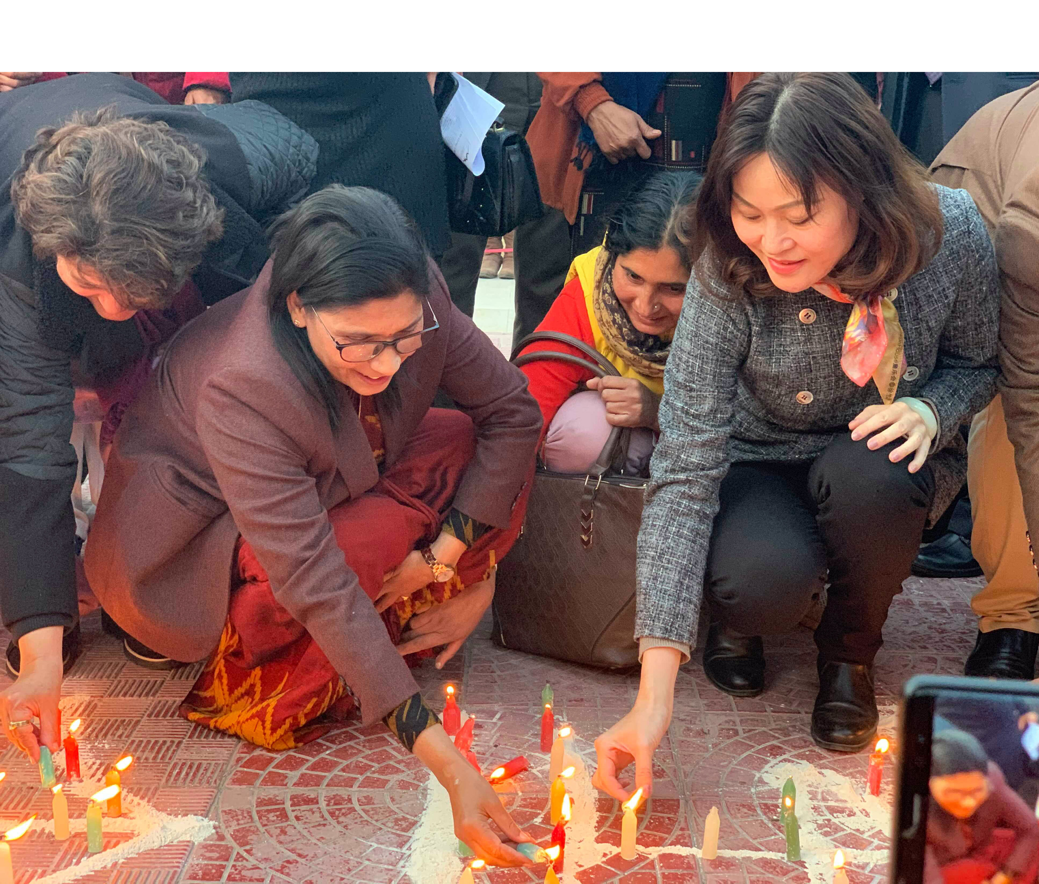 कोरोना भाइरसका कारण ज्यान गुमाएकाको सम्झनामा काठमाडौँ  दीप प्रज्वलन