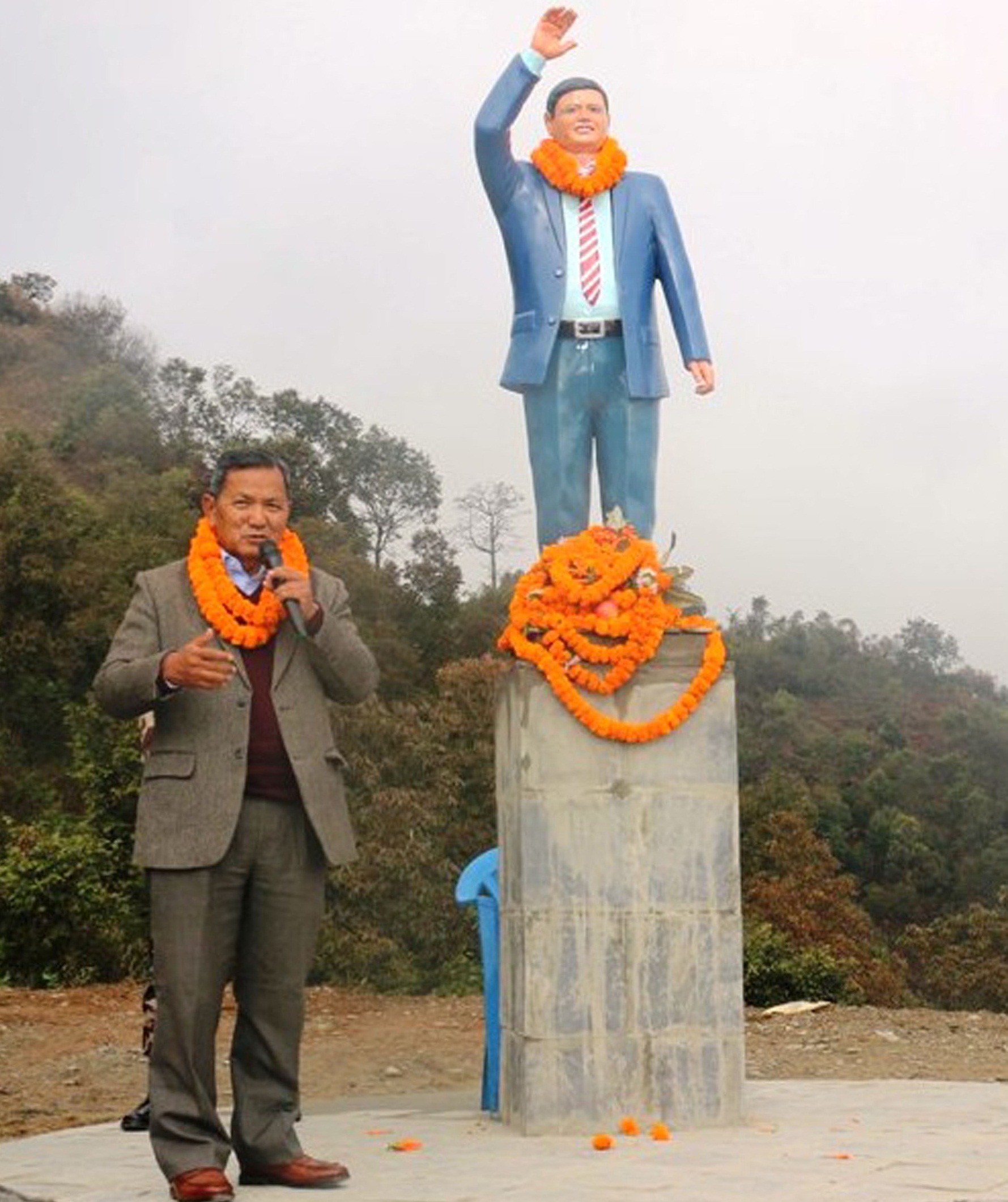 रवीन्द्र अधिकारीको पूर्णकदको शालिक अनावरण
