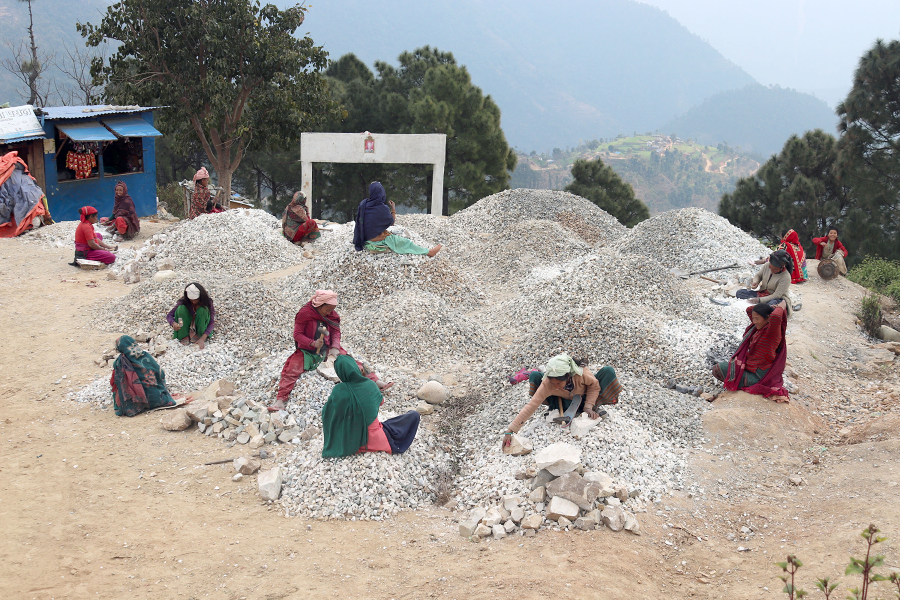 गिट्टी कुटेर पढाइ खर्च धान्न  विवश छन्  बालबालिका