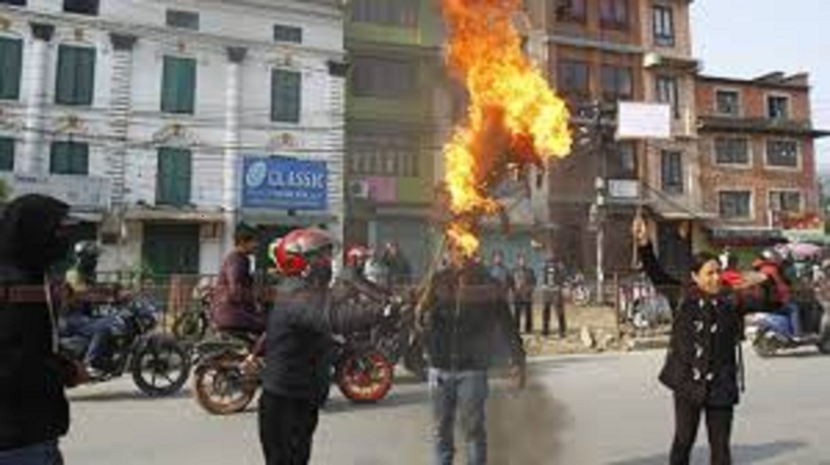 ललितपुरबासीले विद्यालयको जग्गा मिचेर बाटो बनाएको भन्दै जलाए मेयरको पुत्ला
