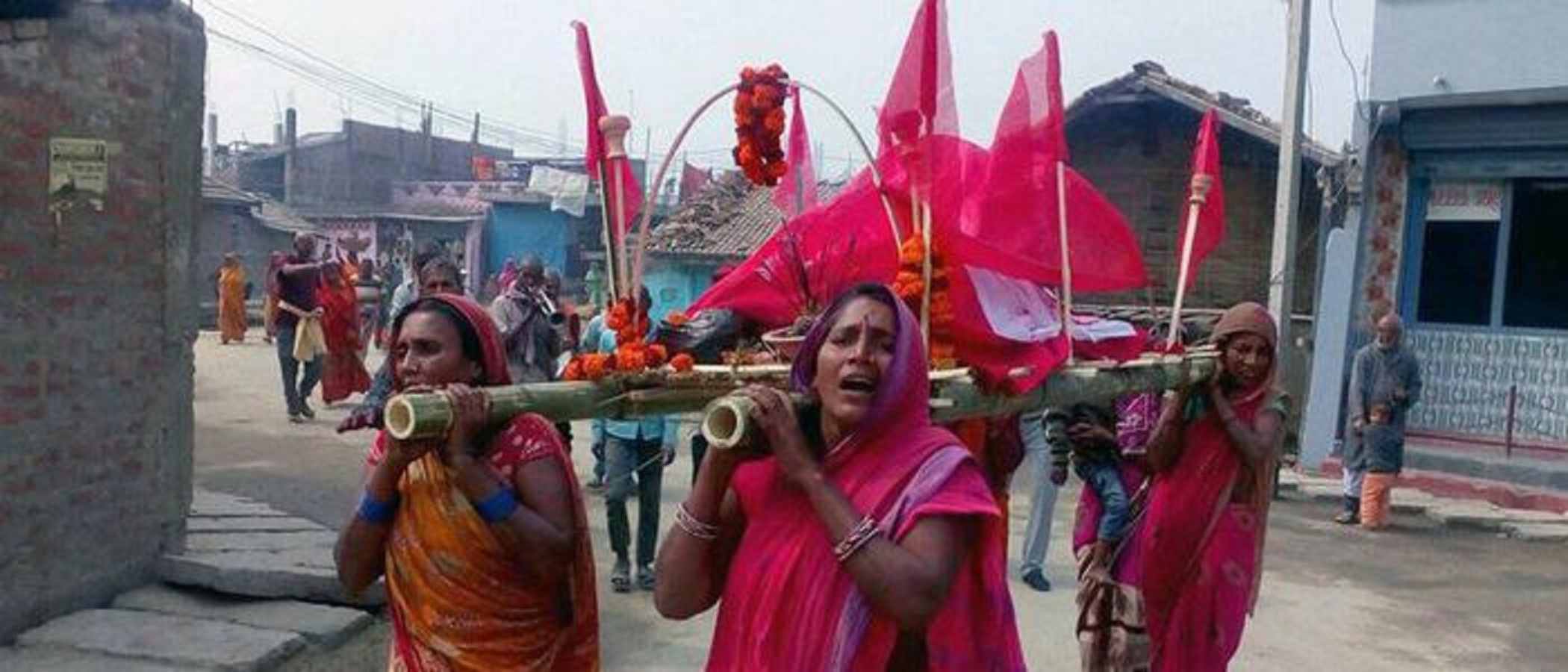 धनुषामा पाँच छोरीले बोके बुवाको शव, श्रीमतीले दिइन् दागबत्ती