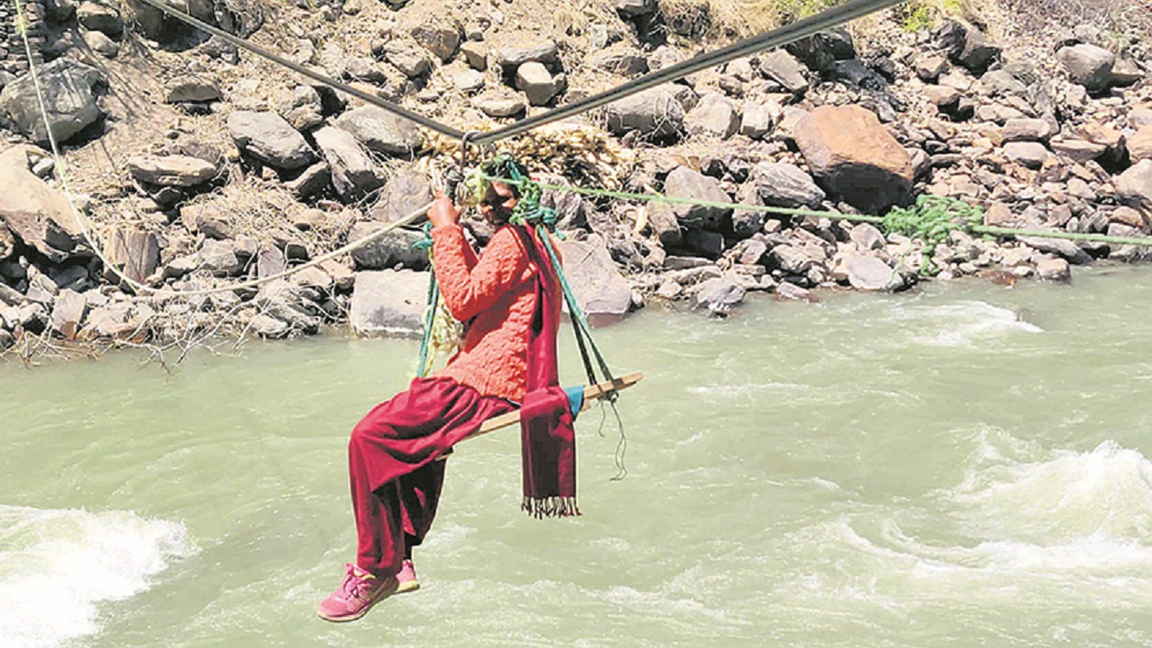 कर्णालीमा तुइन तर्न १०० रुपैयाँ, पैसा नहुनेले वारपार गर्न पाउँदैनन्