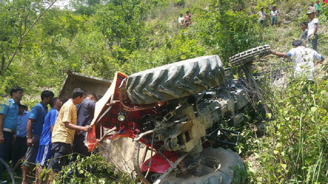 सिन्धुलीमा दाउरा बोकेको ट्र्याक्टर दुर्घटना हुँदा एकको मृत्यु,१३ जना घाइते