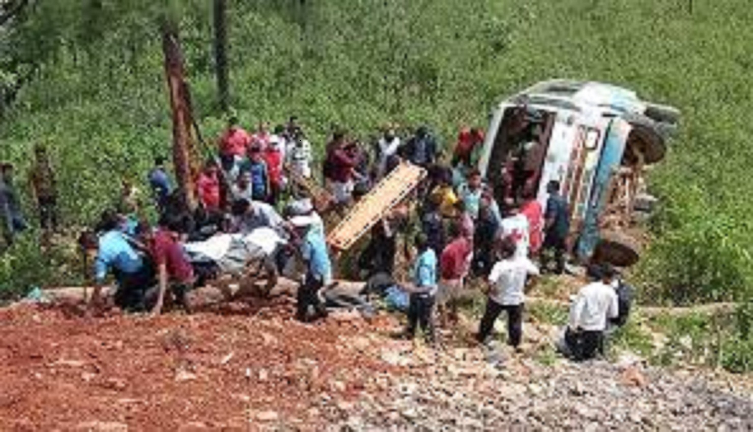 मकवानपुरमा जन्ती बस दुर्घटना, ज्यान गुमाउनेको संख्या चार पुग्यो