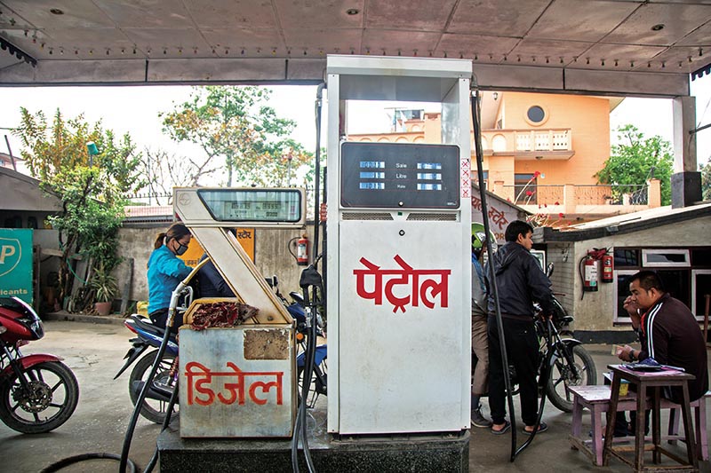 लकडाउनका कारण पेट्रोलियम  बिक्रीमा कमी