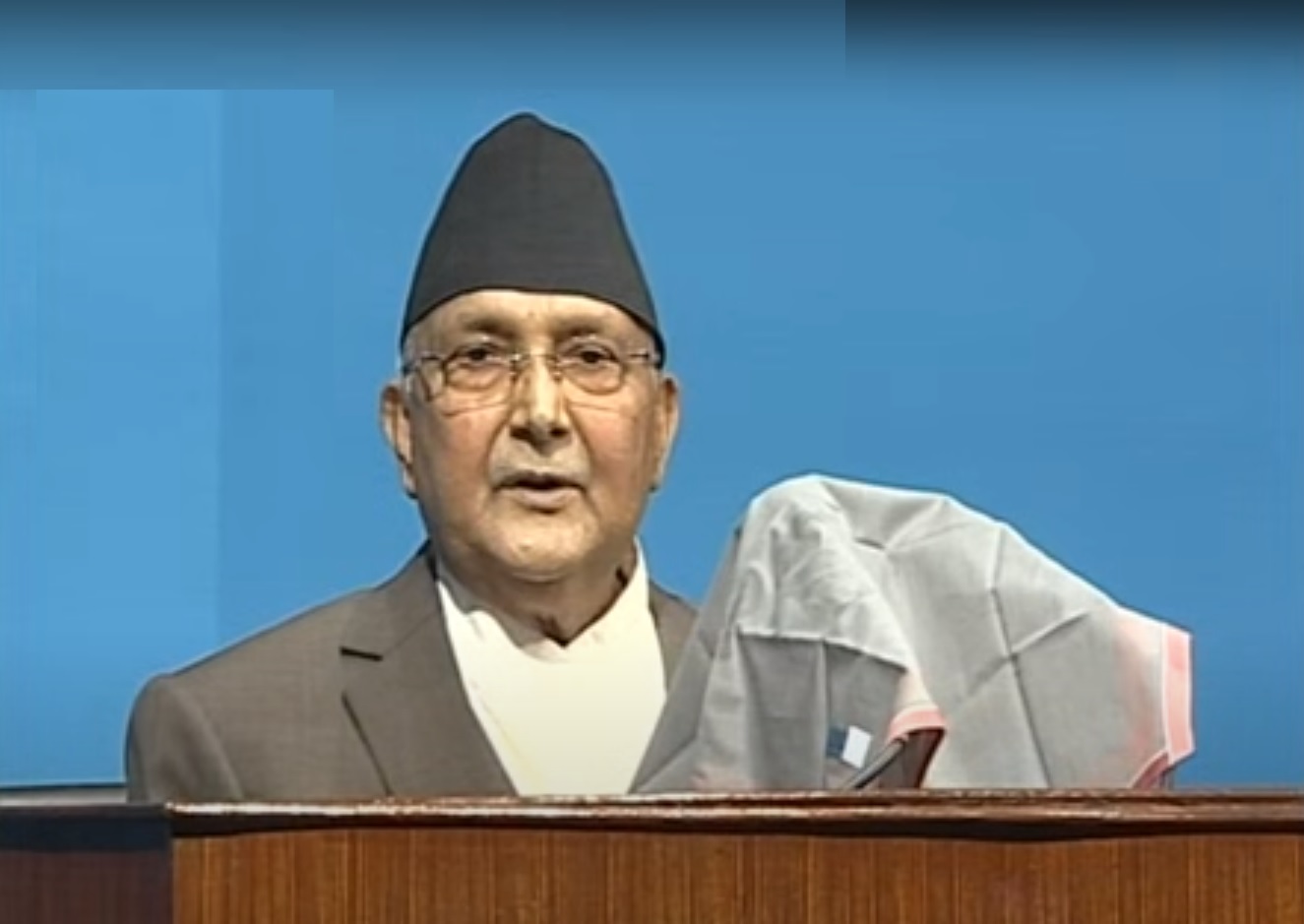 संसदमा प्रधानमन्त्रीको सम्बोधन, उठेर सम्बोधन गर्न नसकेपछि कुर्सीको व्यवस्था गरियो