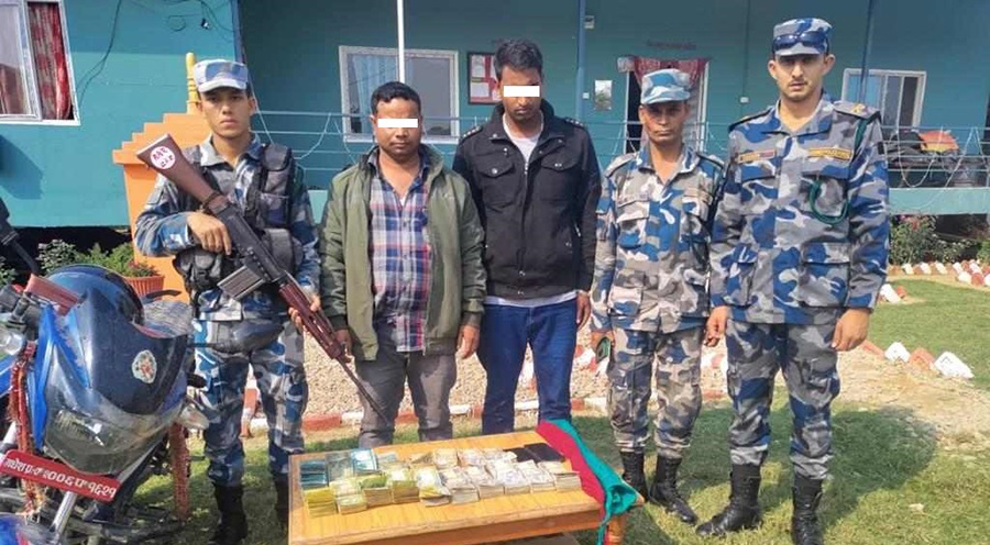 महोत्तरीबाट स्रोत नखुलेको ८ लाख रुपैयाँसहित २ जना पक्राउ