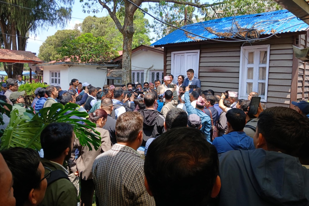 ट्रेड युनियन राख्न माग गर्दै निजामती कर्मचारीहरूले घेरे राज्य व्यवस्था तथा सुशासन समिति