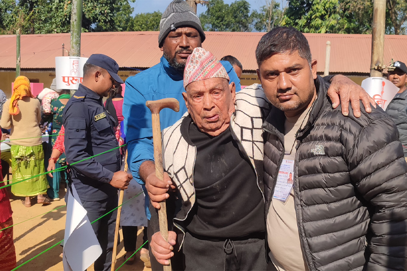 १०२ वर्षीय लामिछानेले गरे मतदान