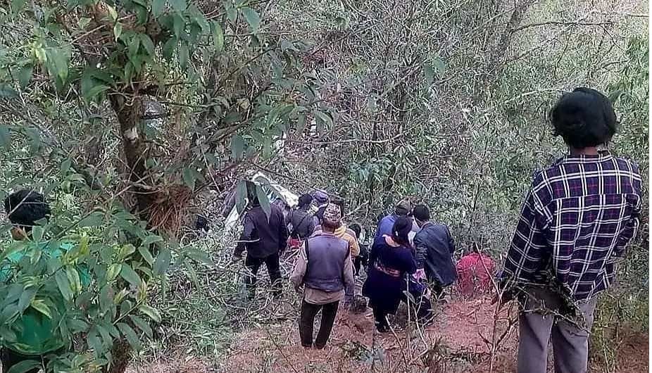 सिन्धुपाल्चोकमा जन्ती सवार बस दुर्घटनाः ३ जनाको मृत्यु