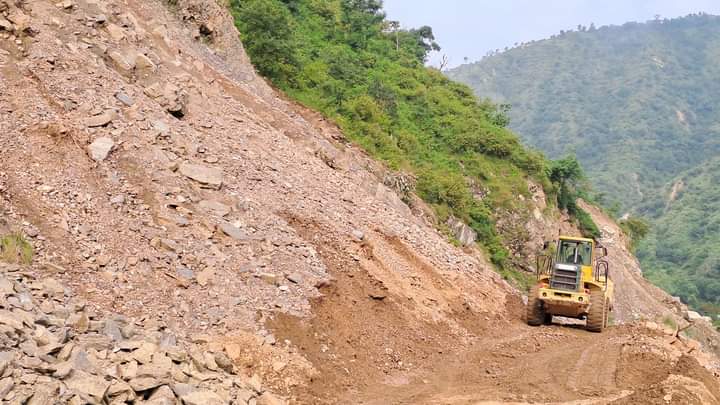 मध्यपहाडी राजमार्ग खुल्यो, पहिरोको जोखिम भएकोले सतर्कता अपनाउन आग्रह