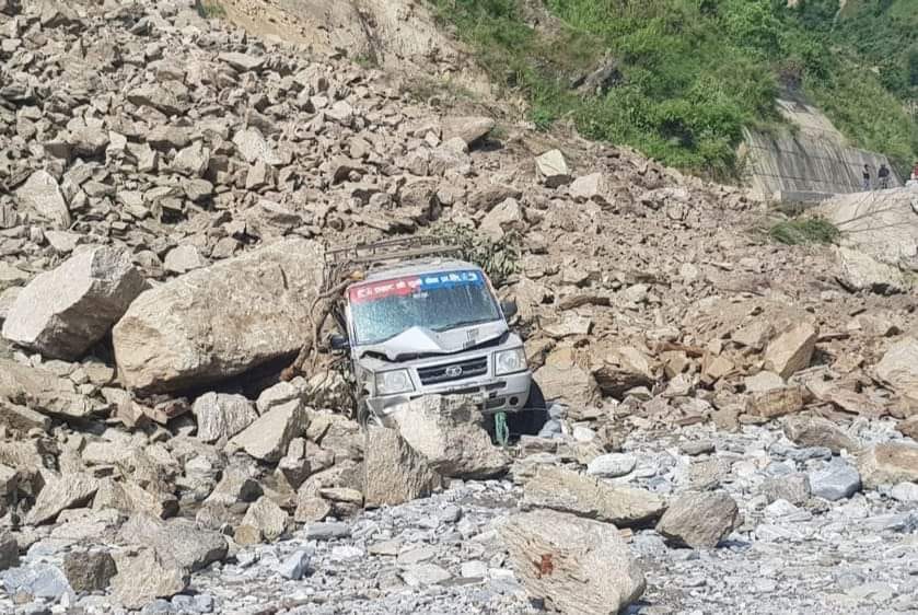सुक्खा पहिरो खसेपछि बीपी राजमार्ग फेरि बन्द