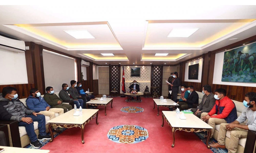 मूल्यवृद्धि फिर्ता गर्न प्रधानमन्त्रीलाई संयुक्त विद्यार्थी संगठनको ज्ञापनपत्र