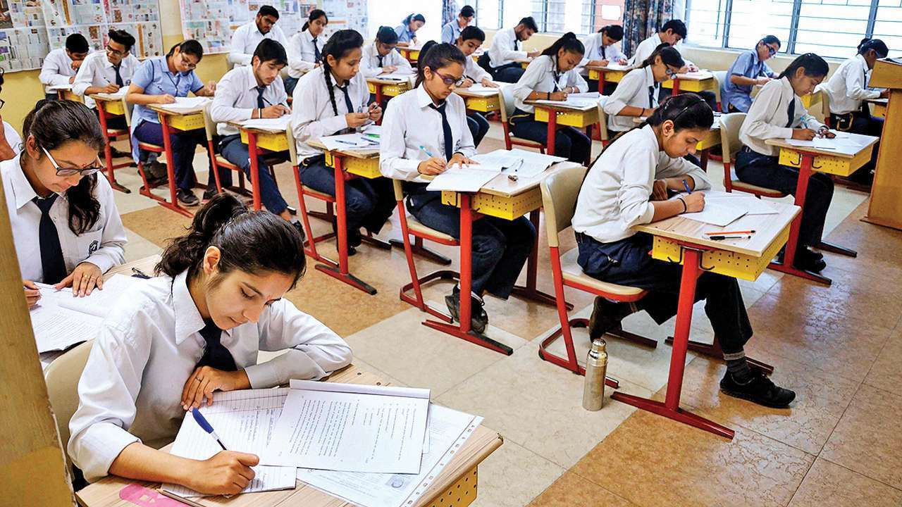 कक्षा १२ को परीक्षामा म्यासेन्जरबाट चिटिङ,  २५३ थान मोबाइल ग्रुप म्यासेन्जरमा चिट चोर्दाचोर्दै बरामद