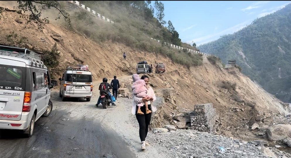 वर्षाका कारण देशभरका आठ राजमार्ग पूर्ण रूपमा अवरुद्ध