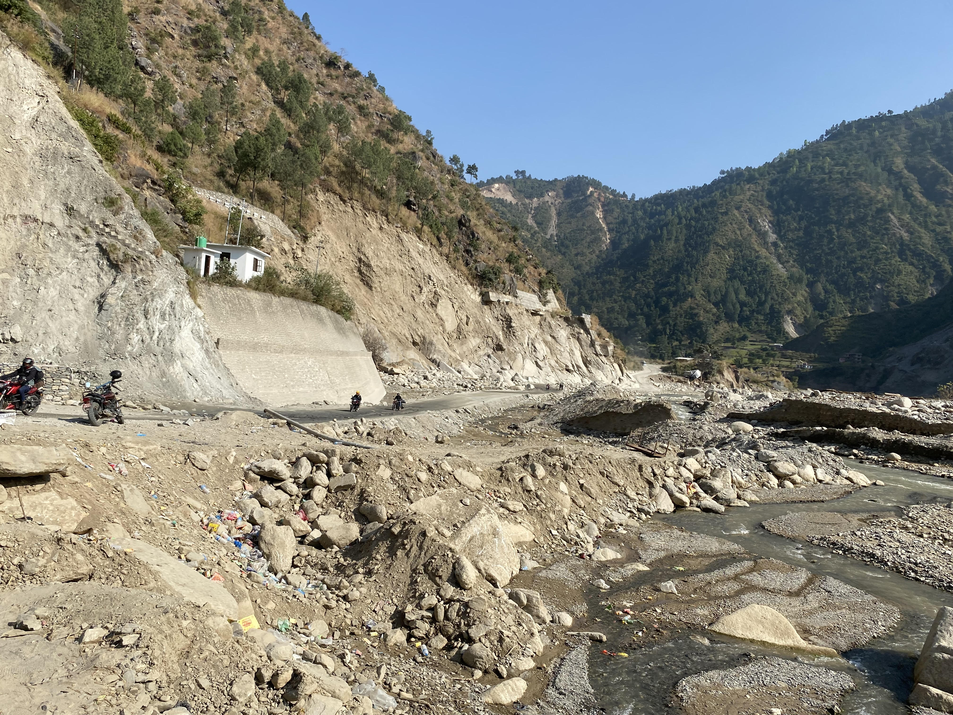 बिपी राजमार्गको क्षतिग्रस्त खण्ड स्थायी रूपमा पुनर्निर्माण गरिँदै