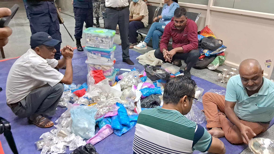 सुनचाँदी तस्करीको आशंकामा पशुपति ज्वेलर्समा छापा, एक क्वीन्टल चाँदीसहित सञ्चालक पक्राउ