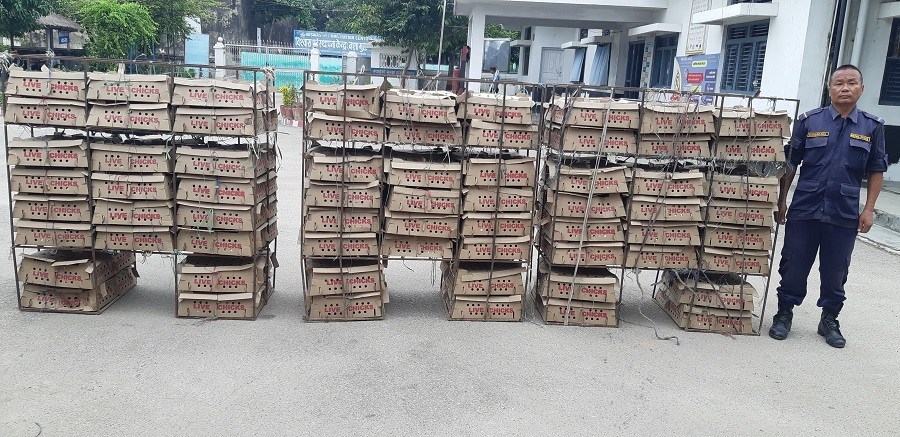 रङ परिवर्तन गरेर लोकल भन्दै लेयर्सका चल्ला बेच्ने ४ पक्राउ
