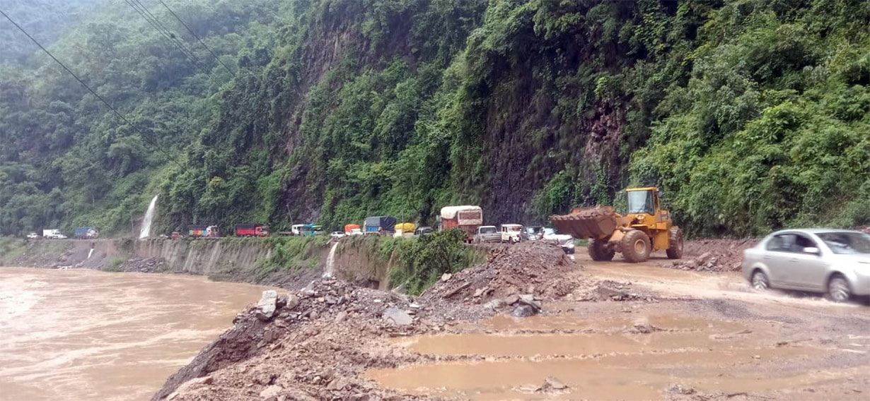 धादिङमा पहिरोमा परी पाँचवटा गाडी पुरिए, २ जनाको मृत्यु