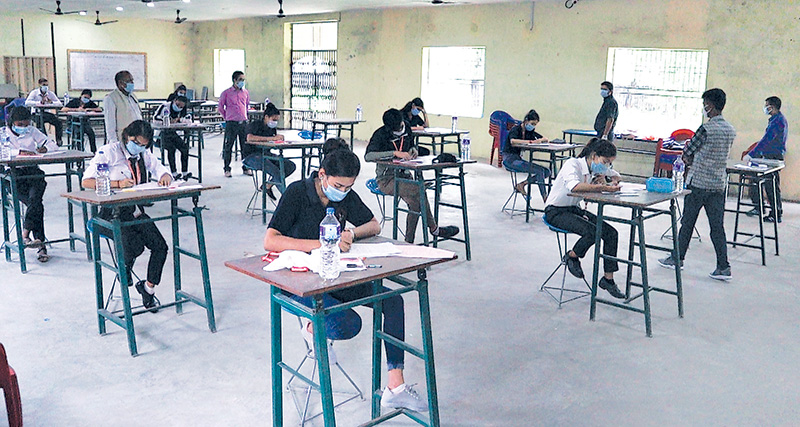 विश्वविद्यालयले निकाल्यो जुक्ति, विद्यार्थीको दैलो–दैलोमै पुगेर परीक्षा