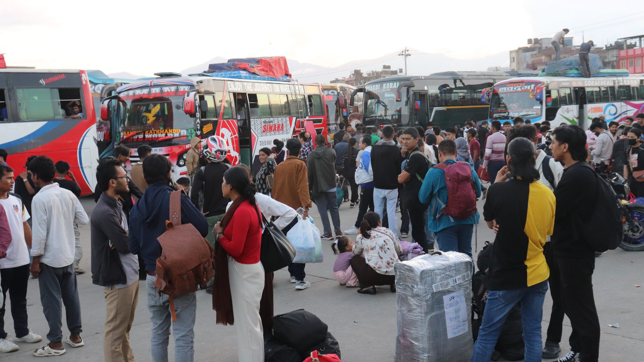एक सातामा तेह्र लाख मानिस उपत्यकाबाट बाहिरिए