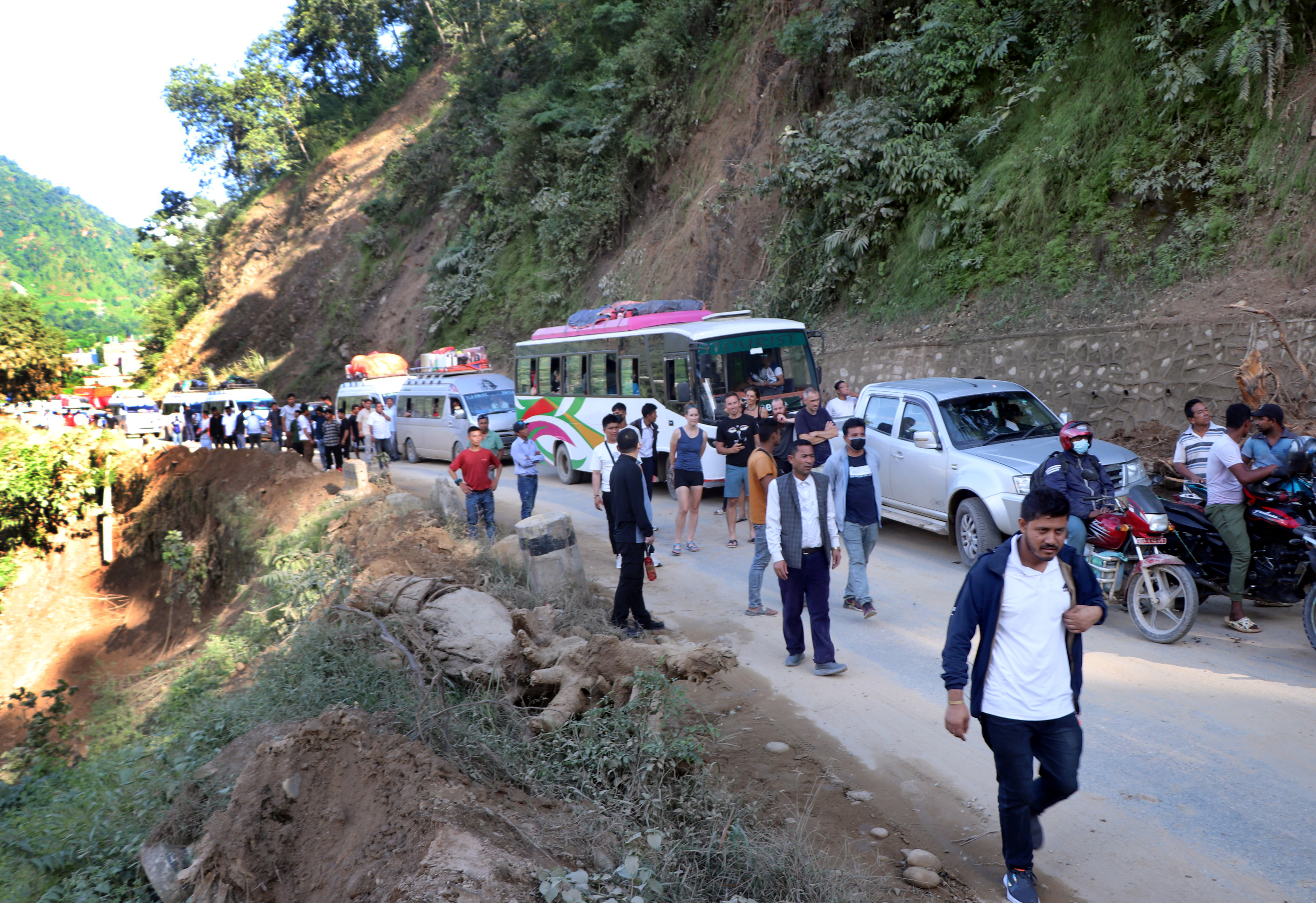 स्थलगत: राजमार्गको यात्रामा ढुक्क छैनन् चालक र यात्रु