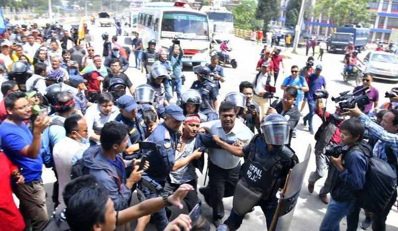 आरआर क्याम्पसमा ओली र प्रचण्ड–नेपाल समूहका विद्यार्थीबीच झडप