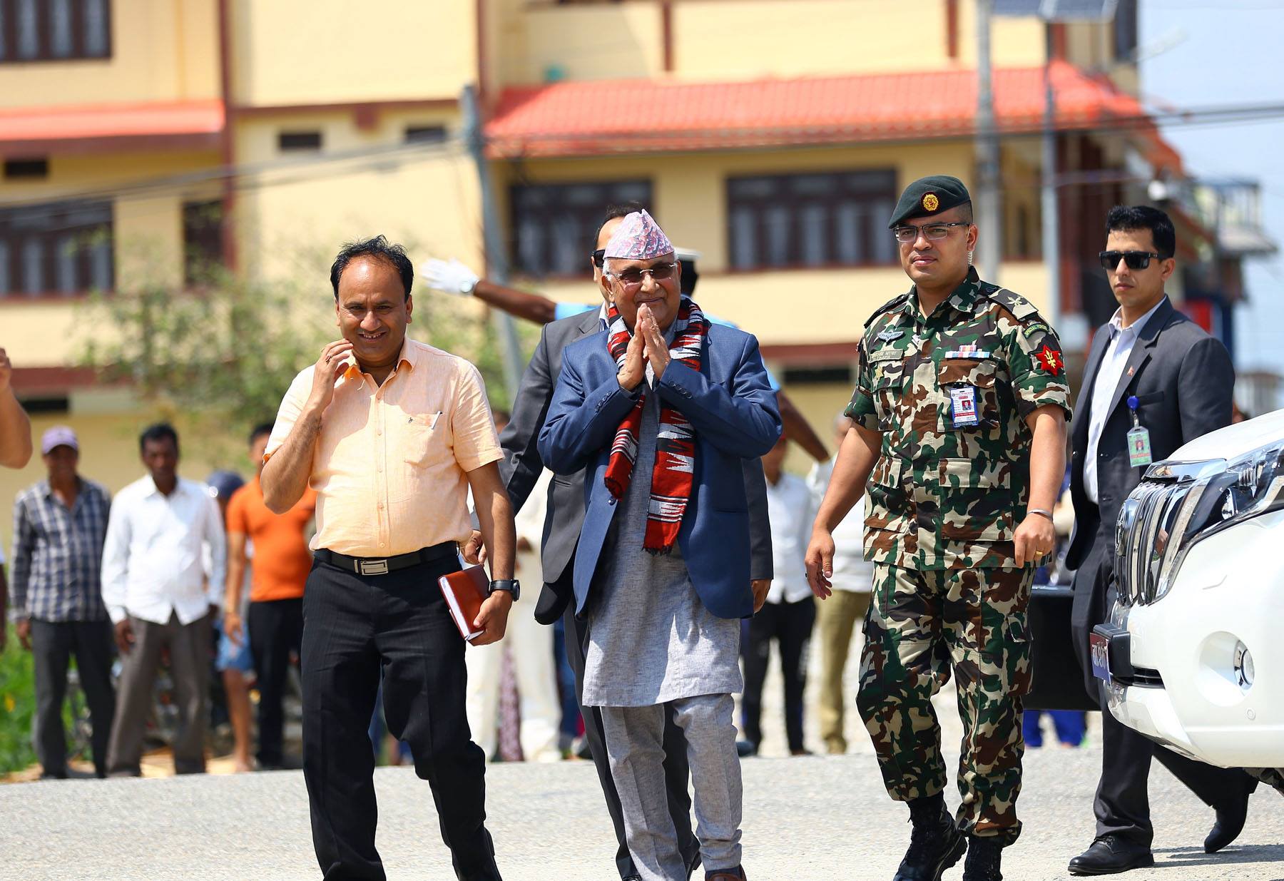 नयाँ पार्टी कार्यालय हेर्न प्रधामन्त्री ओली थापाथली जाँदै