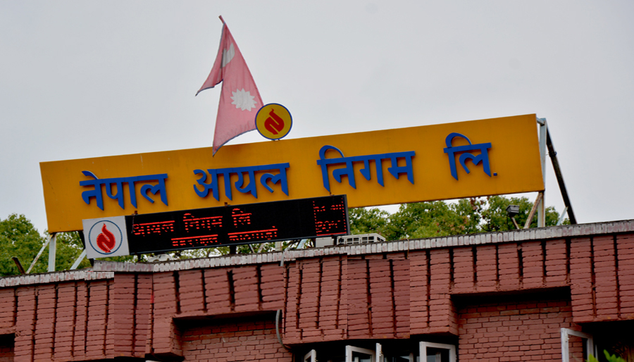 घट्यो पेट्रोलियम पदार्थको मूल्य, डिजेल प्रतिलिटर ४ रुपैयाँ र  पेट्रोल ६ रुपैयाँले सस्तो