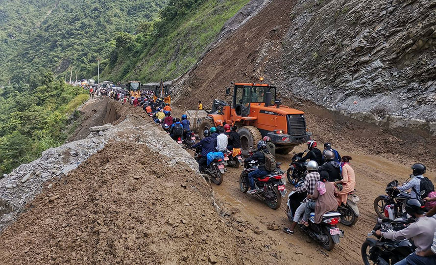 पृथ्वी राजमार्गका २० ठाउँमा पहिरो, सतर्क भएर यात्रा अघि बढाउन सुझाव