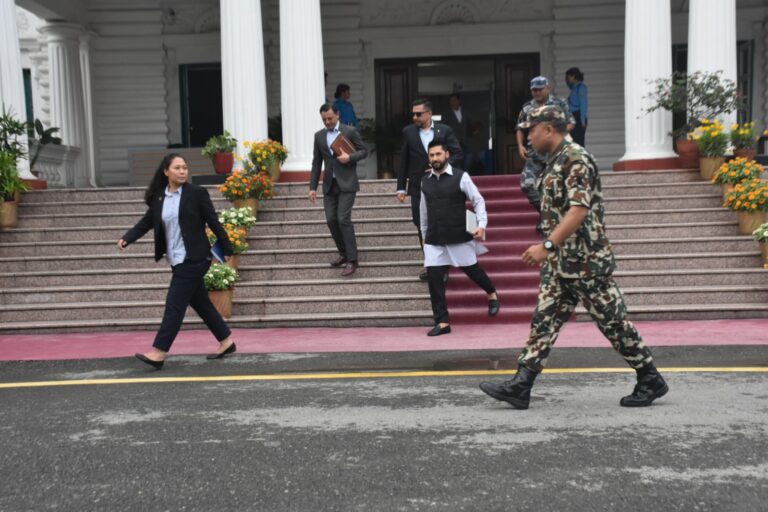 सिंहदरबारबाट यसरी बाहिरिए प्रचण्ड सरकारका मन्त्री (फोटोफिचर)