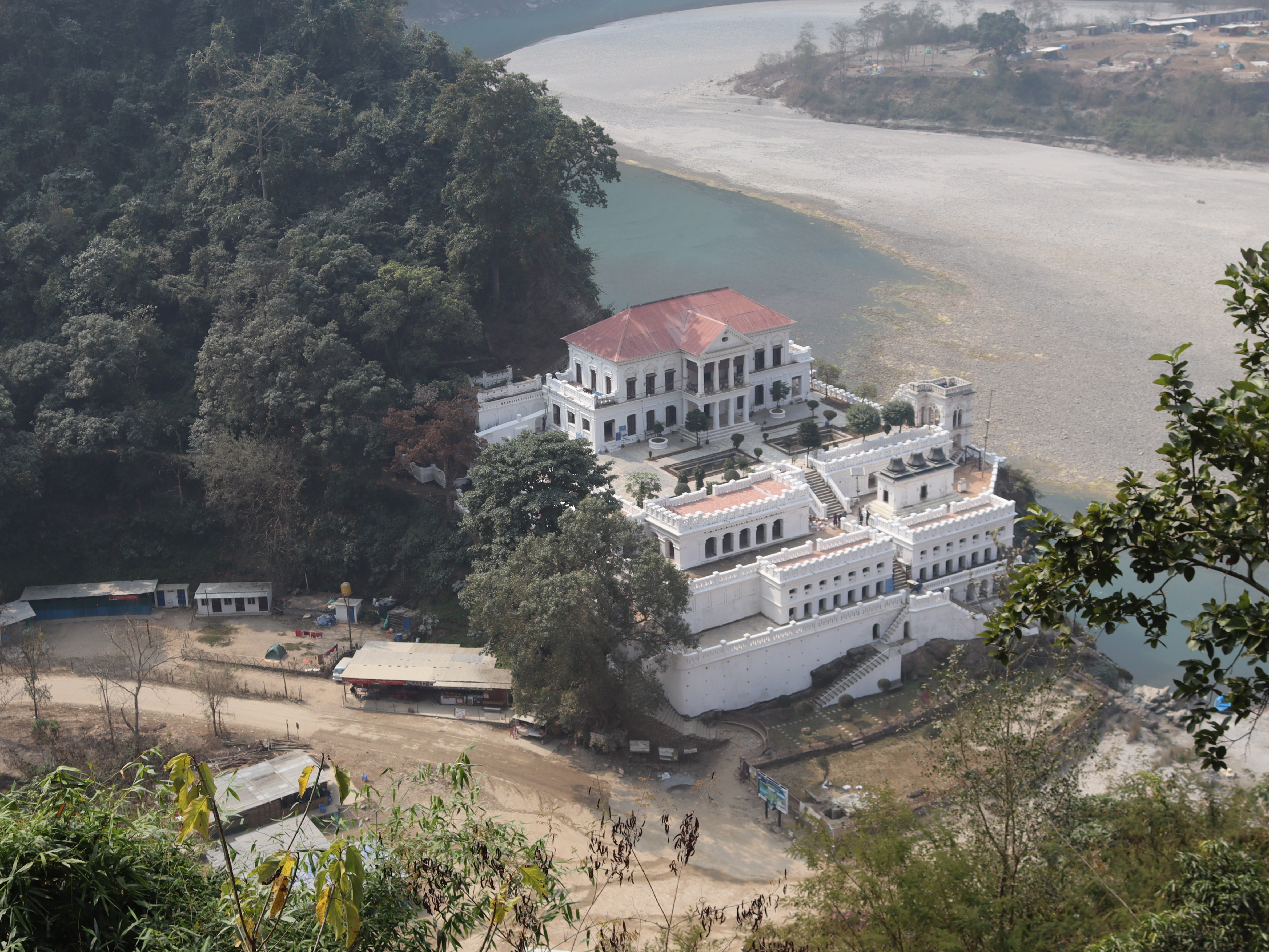प्रणय दिवसमा रानीमहल पुग्दै प्रेमिल जोडी