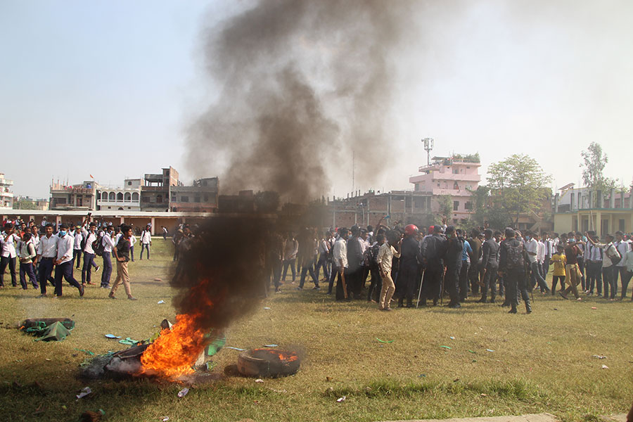 विद्यार्थीले गरे विद्यालयमा तोडफोड र आगजनी