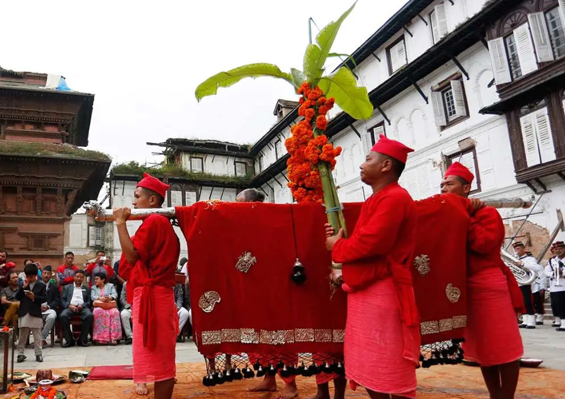 बिहीबार हनुमानढोका दसैं घरमा फूलपाती भित्र्याइँदै