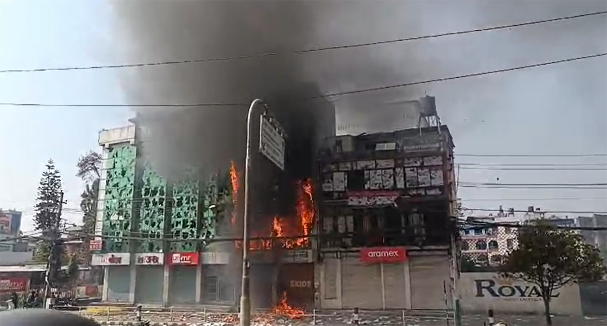 तीनकुनेमा राजावादीको अराजकता, तोडफोडपछि लगाए घरमा आगो