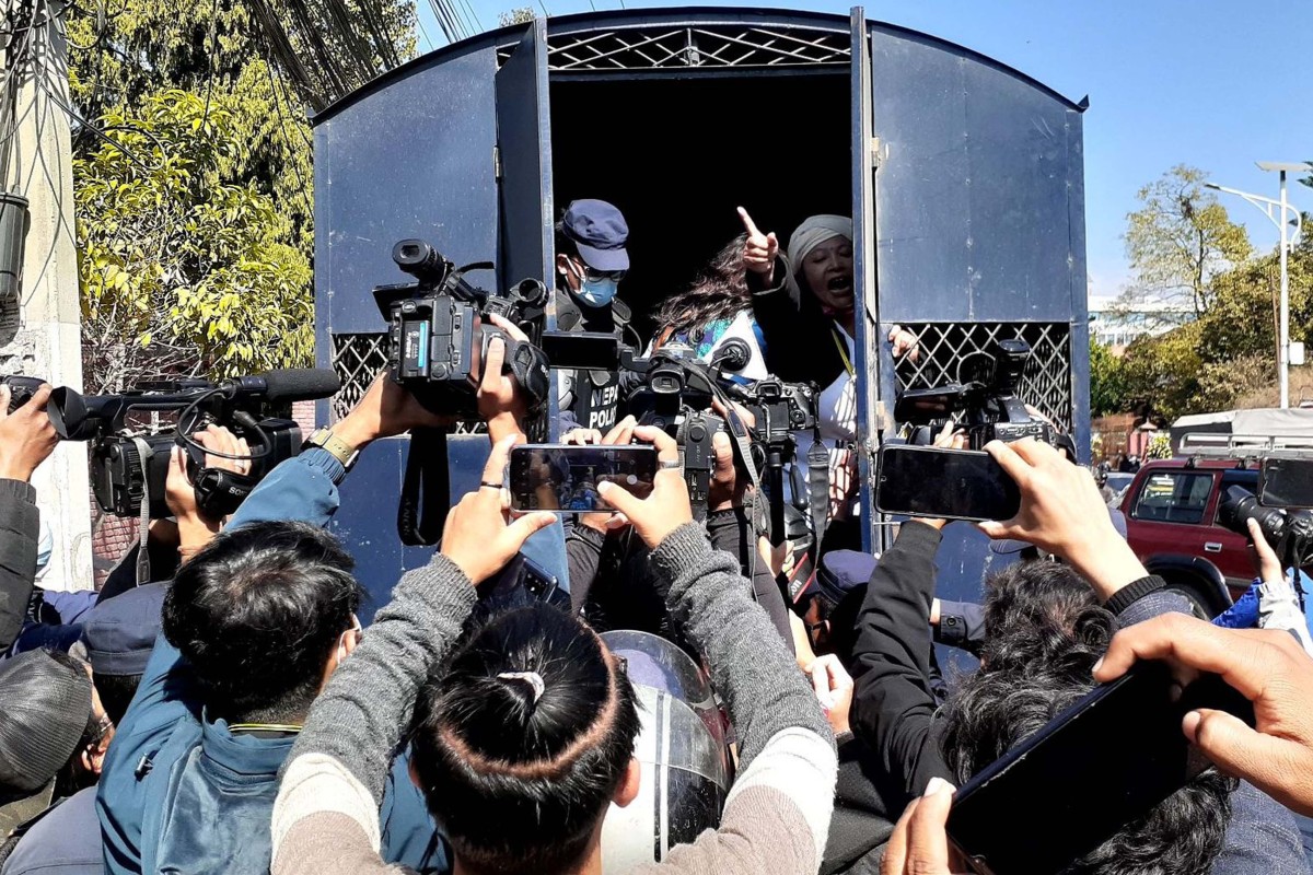 सर्वोच्च परिसरमा मुद्दा सुनुवाइको माग गरिरहेका सेवाग्राही पक्राउ
