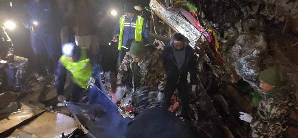 बारामा बस र ट्रक आपसमा ठोक्किदा ३ जनाको मृत्यु, २७ जना घाइते