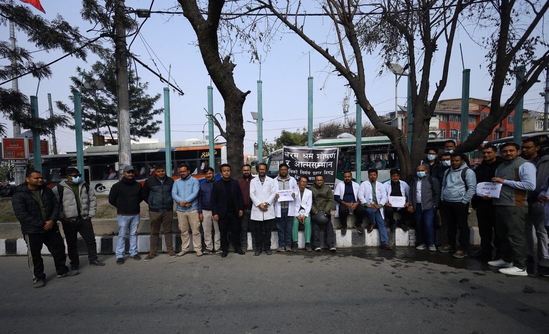 आन्दोलनमा उत्रिए आवासीय चिकित्सक